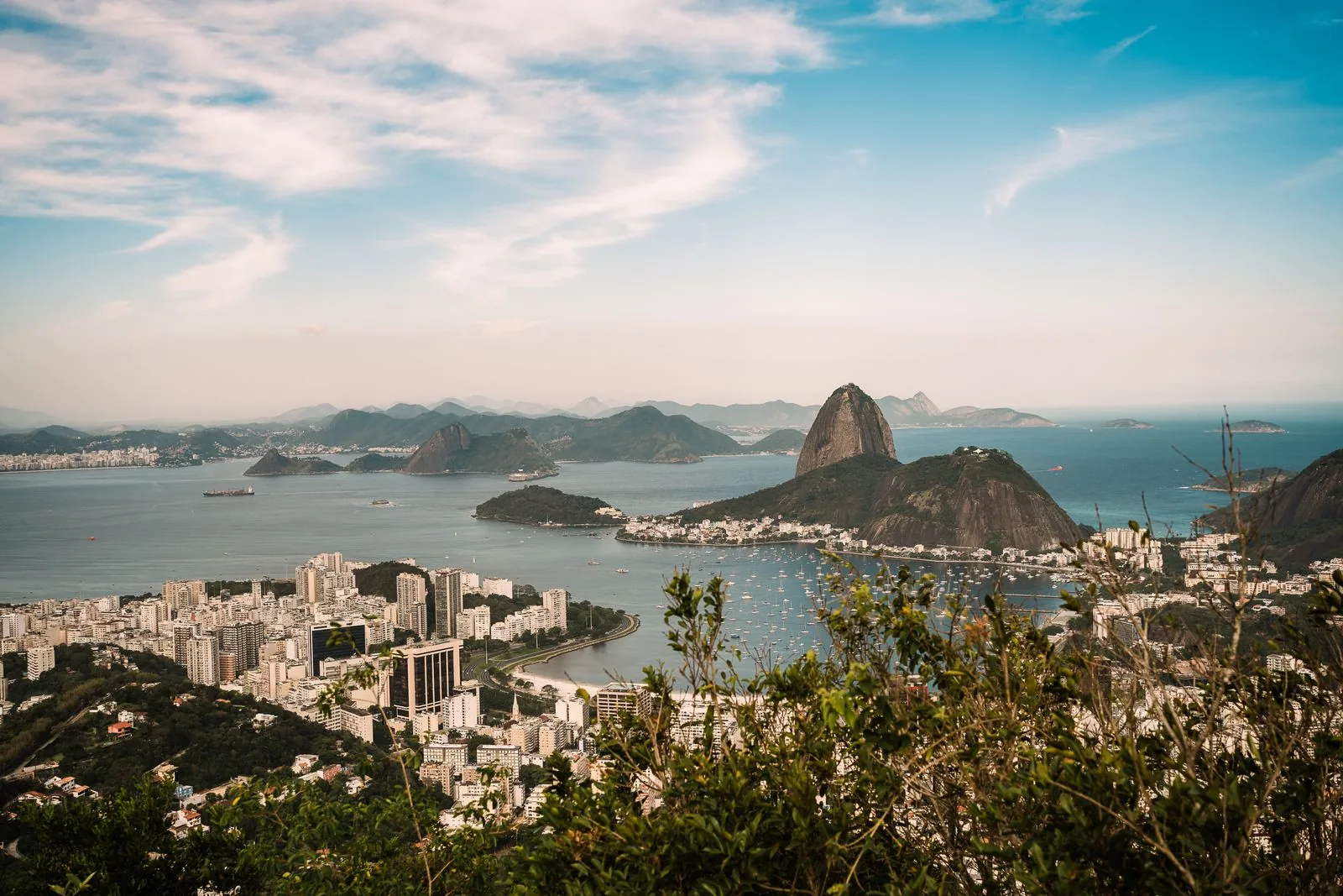 Vista aérea panorámica de Río de Janeiro con el Pan de Azúcar, el horizonte urbano y el azul del Atlántico.