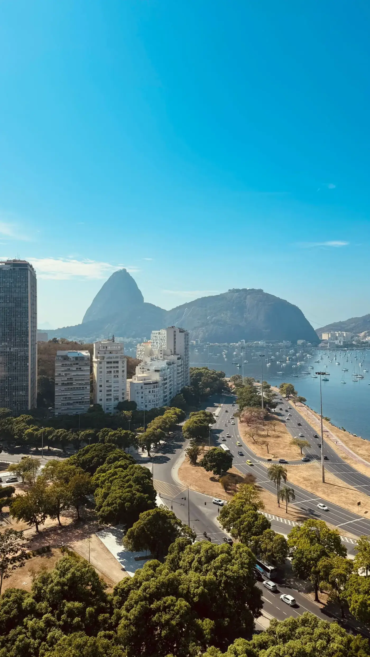 Vista aérea de Río de Janeiro con el Pan de Azúcar y la costa en un día despejado en Brasil.