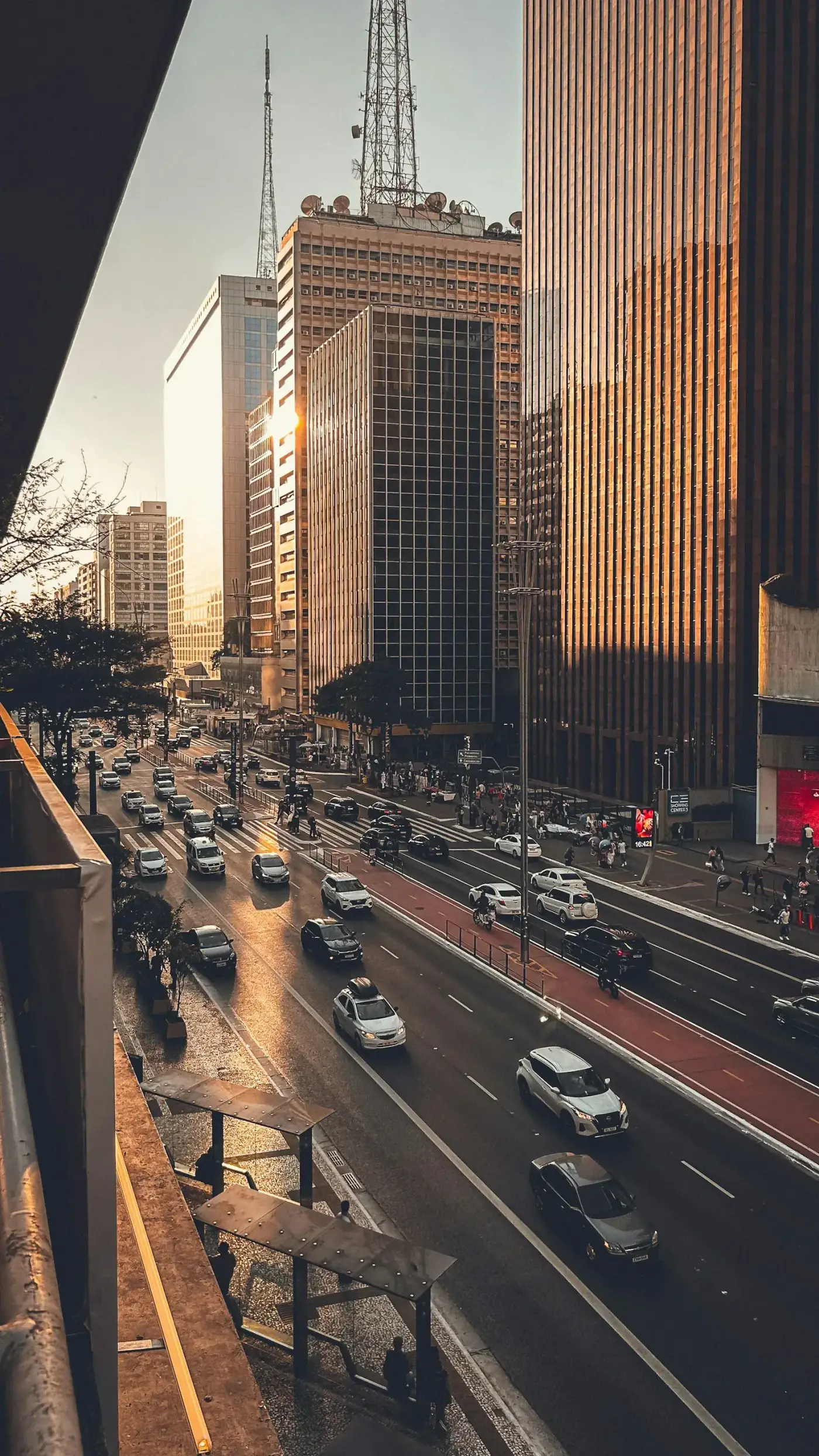 Tráfico intenso en la Avenida Paulista de São Paulo, un corredor muy transitado donde los tirones de móvil y las estafas de distracción apuntan a los turistas.