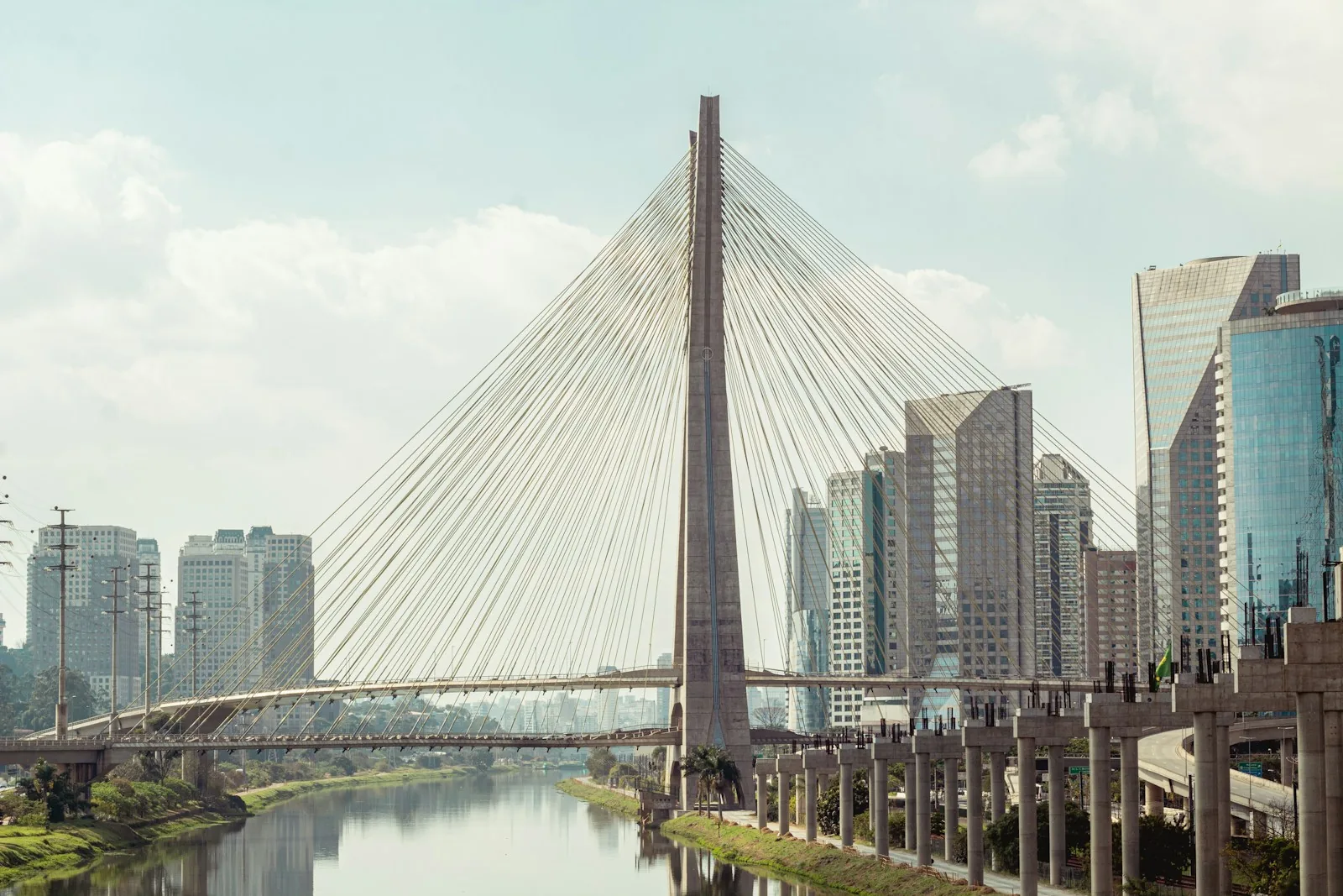 Puente de hormigón sobre el río Pinheiros en São Paulo, Brasil; conocer el trazado de la ciudad ayuda a llegar rápido a un sitio seguro tras un incidente.