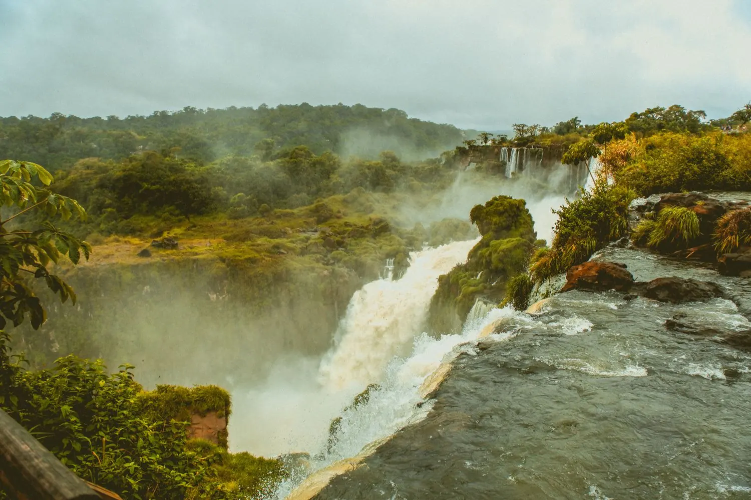 Las cataratas de Iguazú desde el lado brasileño, uno de los destinos imprescindibles de esta guía.