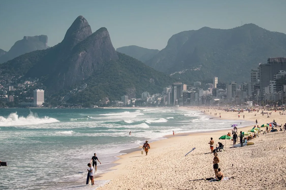 Vista aérea de la playa de Ipanema con el perfil de Río de Janeiro al fondo.