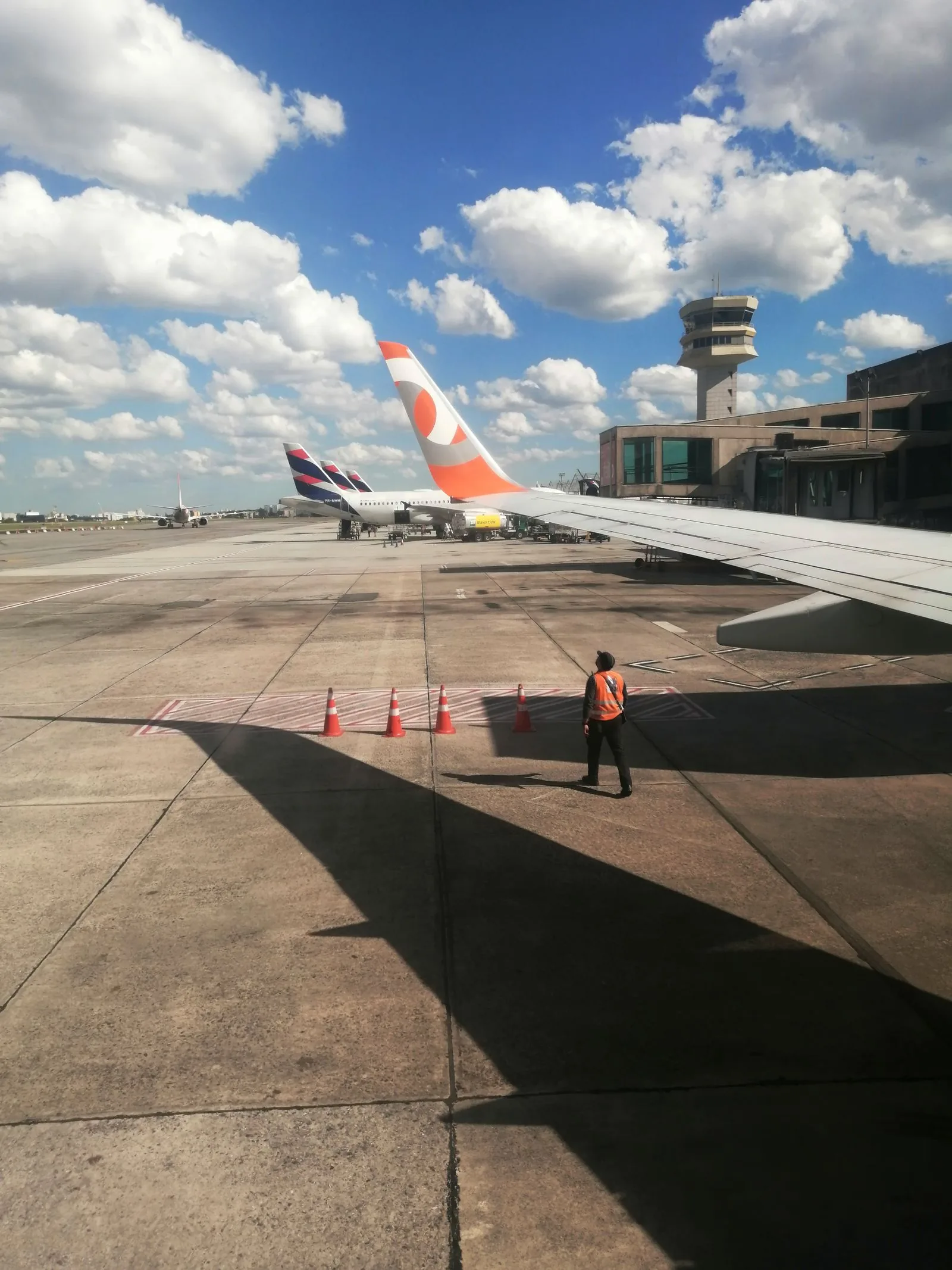 Vista desde la ventanilla de un avión en el aeropuerto de São Paulo, útil para planificar la llegada y los vuelos internos en Brasil.