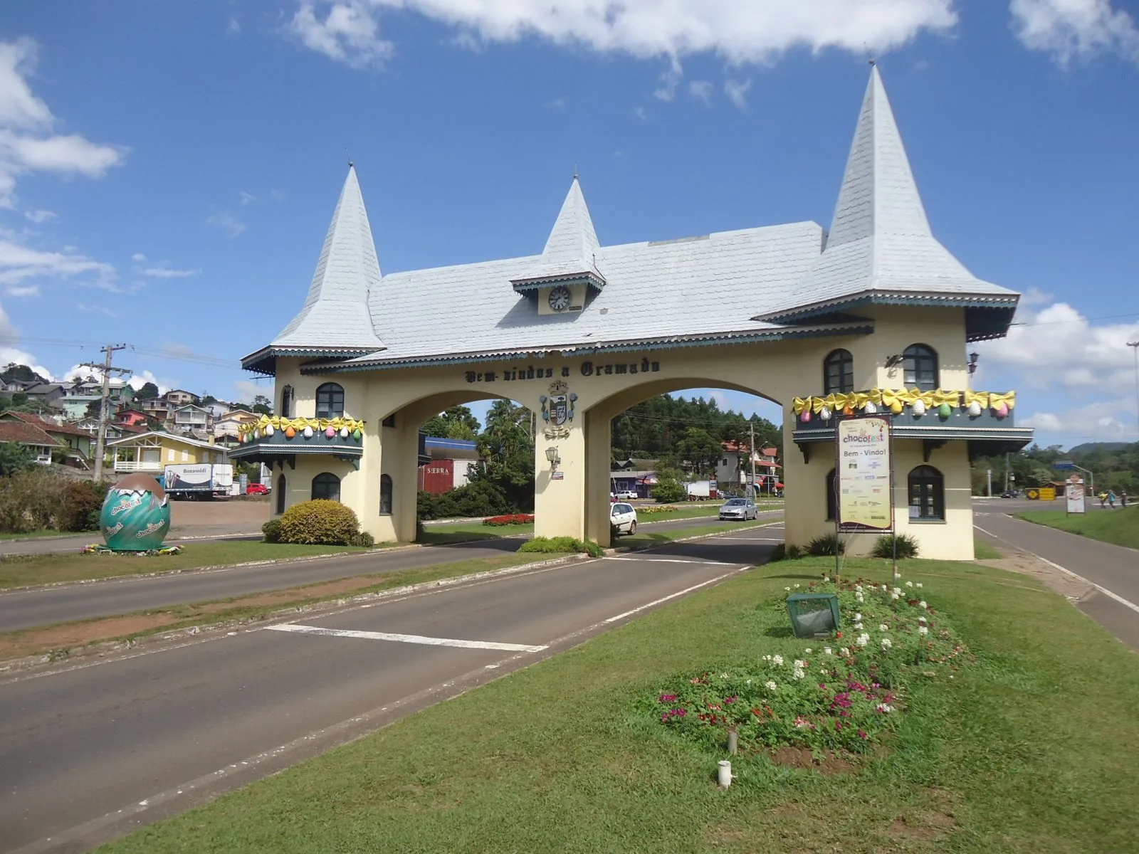 Street view in Gramado, Rio Grande do Sul, with tidy sidewalks, alpine-style buildings, and a calm tourist-friendly atmosphere.