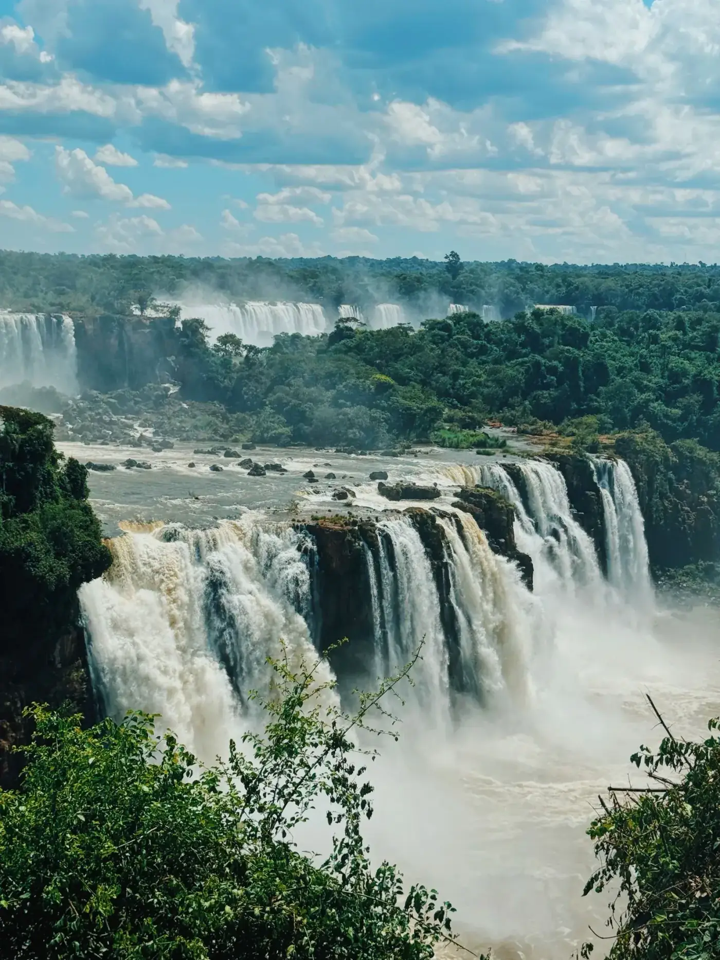 Cataratas de Iguazú rodeadas de selva exuberante en el lado brasileño del Parque Nacional de Iguaçu.