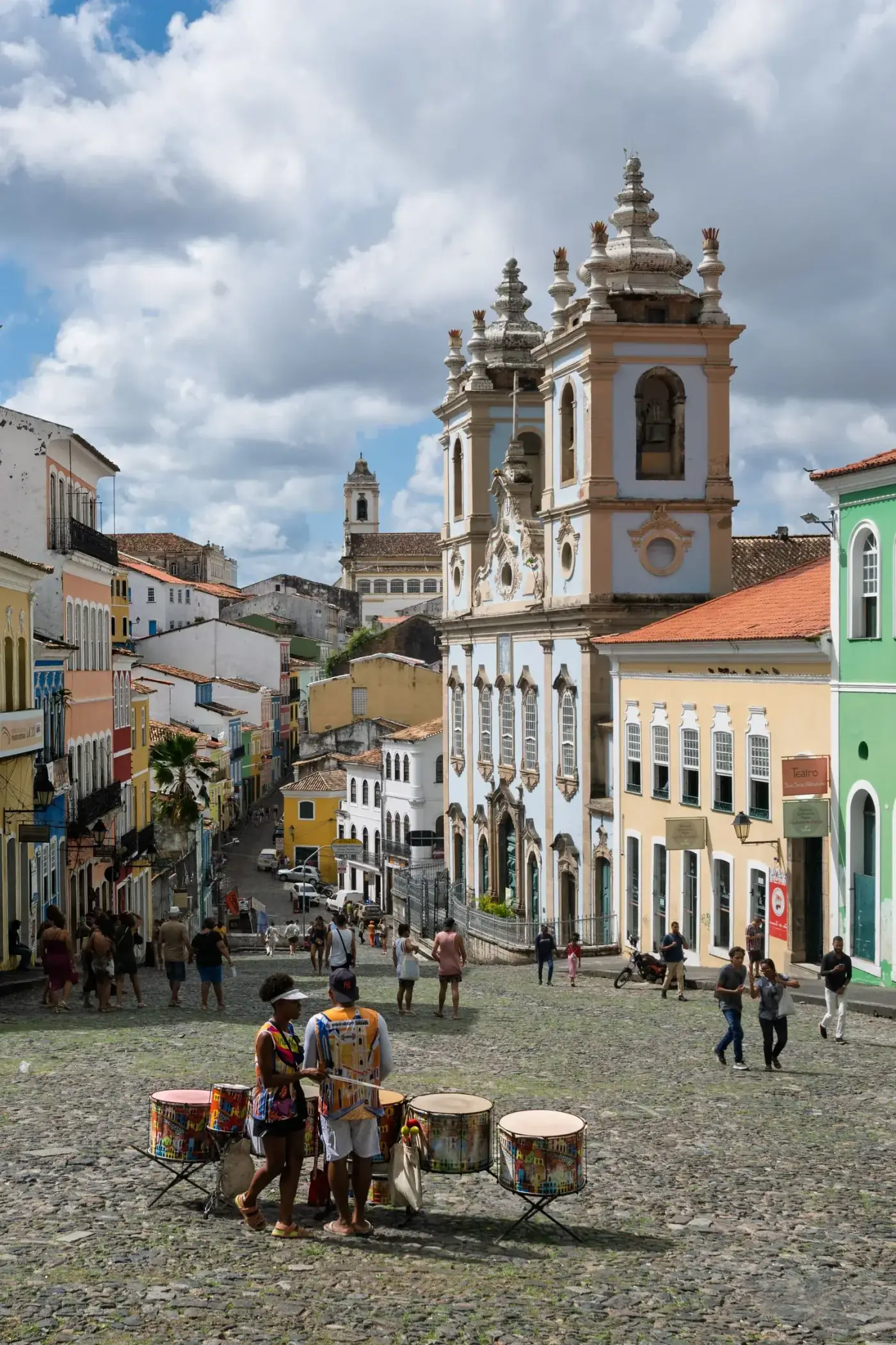 Calle colonial colorida en el Pelourinho, Salvador, que muestra la cultura y arquitectura histórica de Bahía.