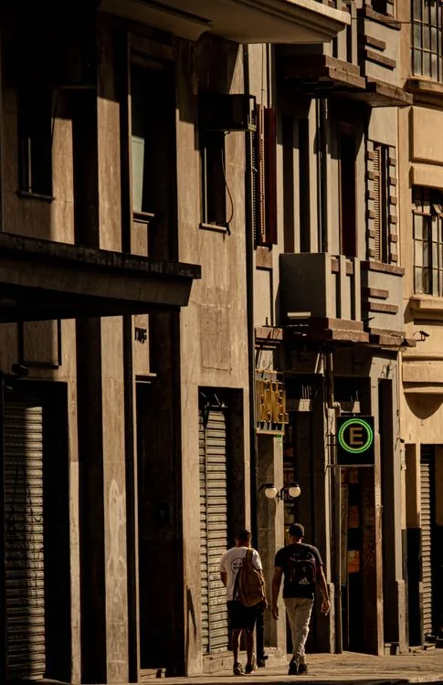 Calle urbana de São Paulo, Brasil, el tipo de entorno donde conviene decidir de antemano cómo vas a pagar antes de salir del hotel.