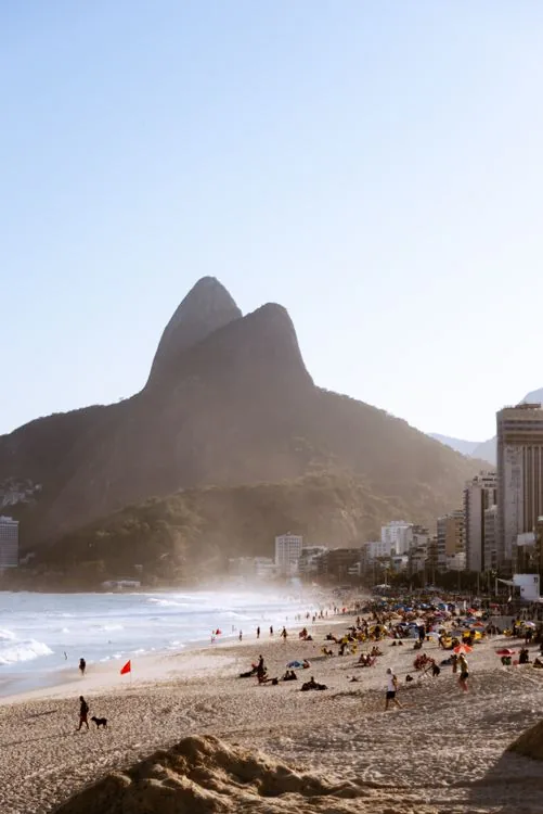 Vista de la playa de Ipanema, en Río de Janeiro, con los morros Dois Irmãos al fondo, una de las zonas turísticas con más hurtos en hora punta.