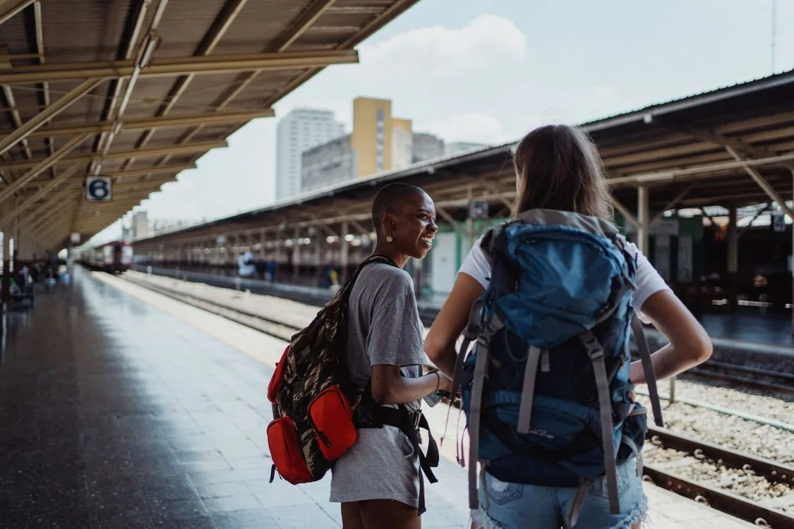 Women travelers standing together during a trip, reinforcing the article's expat-lifestyle and long-stay appeal.